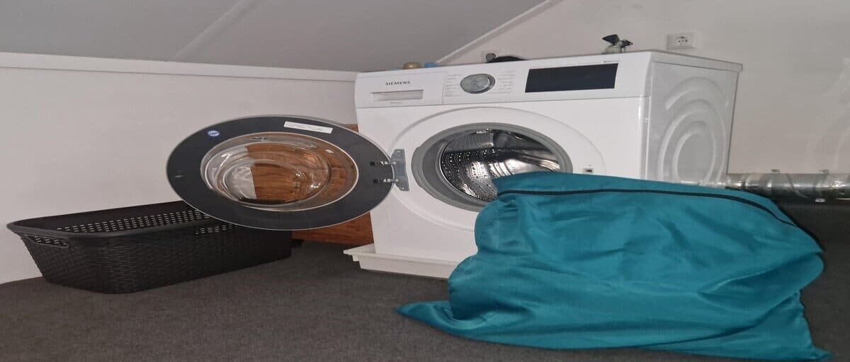 Op deze afbeelding zie je hoe ik hondenhaar in de wasmachine voorkom: met een speciale waszak
