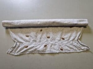 Brokken in een opgerolde handdoek