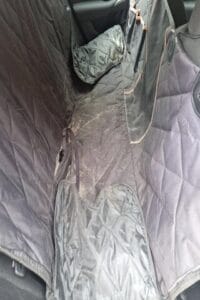 Teddy's haar op de hondendeken in mijn auto