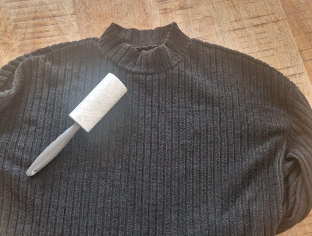 Hondenhaar op zwarte kleding verwijderen met een kledingroller