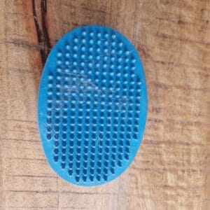 Zachte rubberen borstel met haren van mijn labrador Teddy na het borstelen